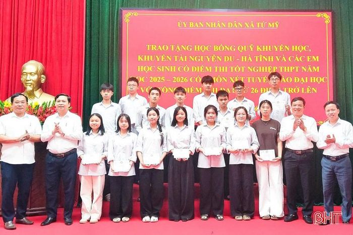 Lãnh đạo xã Tứ Mỹ trao 17 suất học bổng cho các em đạt giải ba trở lên tại Kỳ thi học sinh giỏi tỉnh năm học 2025 -2026
