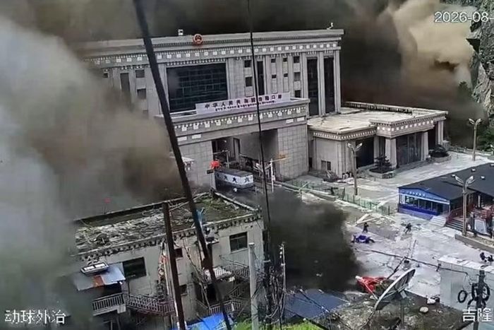 Cơn lũ kinh hoàng ập xuống tòa nhà cửa khẩu Gyirong ở biên giới Trung Quốc - Nepal. Ảnh cắt từ video
