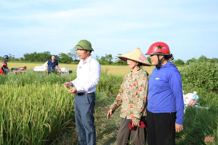 Các địa phương tăng cường rà soát nhu cầu máy gặt tại từng thôn, từng vùng để chủ động điều phối, huy động máy móc phù hợp.