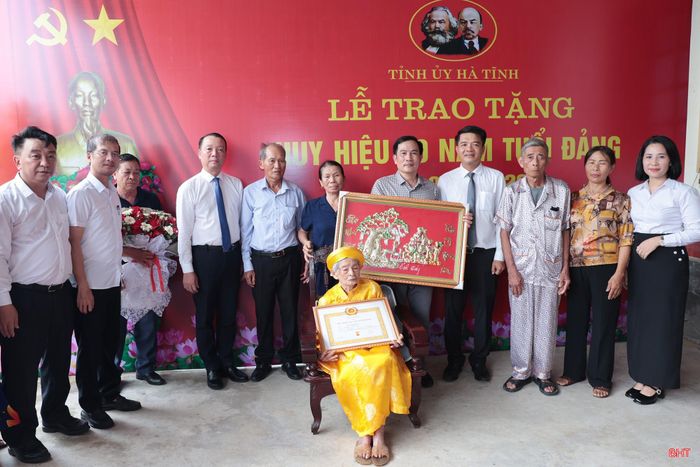 Các đồng chí lãnh đạo tỉnh, lãnh đạo xã chung vui cùng gia đình đồng chí Bùi Thị Thuẩn.