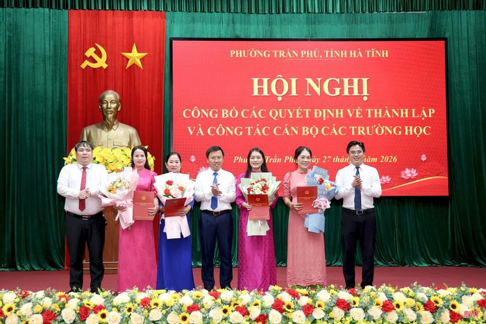 Lãnh đạo phường Trần Phú trao quyết định bổ nhiệm Hiệu trưởng, Phó Hiệu trưởng Trường Mầm non Quang Trung.