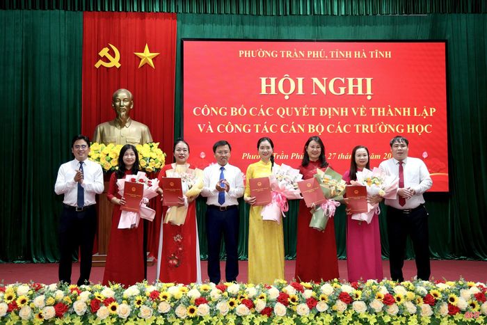 Lãnh đạo phường Trần Phú trao quyết định bổ nhiệm Hiệu trưởng, Phó Hiệu trưởng Trường Tiểu học Quang Trung.