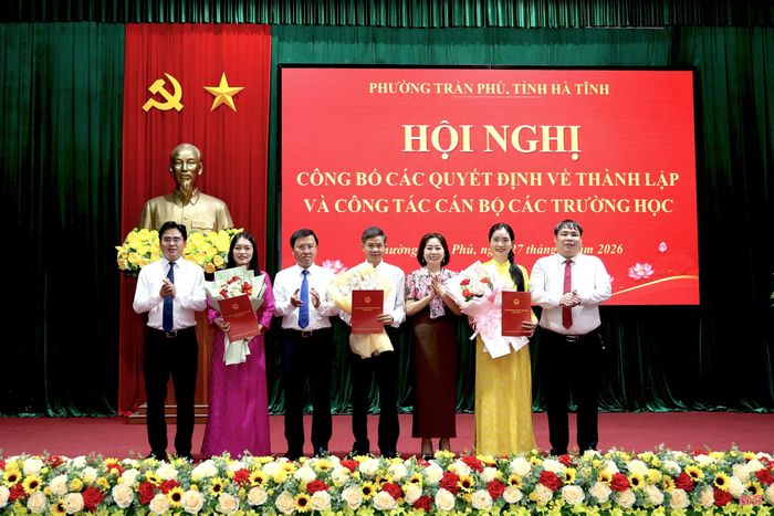 Lãnh đạo Sở GD&ĐT và lãnh đạo phường Trần Phú trao quyết định thành lập các cơ sở giáo dục công lập trên địa bàn.