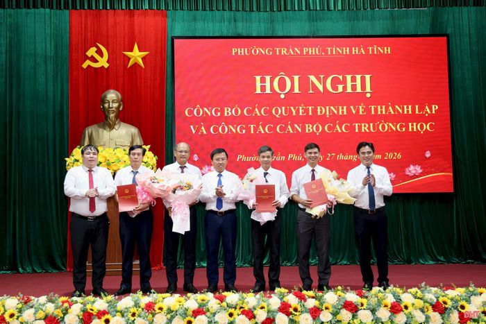 Lãnh đạo phường Trần Phú trao quyết định bổ nhiệm Hiệu trưởng, Phó Hiệu trưởng Trường THCS Quang Trung.