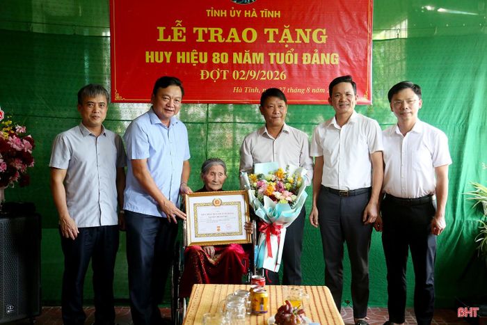 Lãnh đạo tỉnh, xã Đan Hải chúc mừng đồng chí Nguyễn Thị Nguyệt nhận Huy hiệu 80 năm tuổi Đảng.