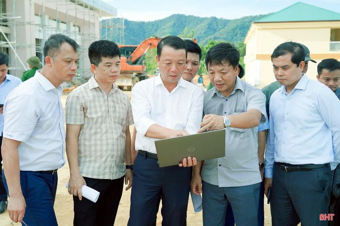 Chủ tịch UBND tỉnh Phan Thiên Định kiểm tra công tác chuẩn bị tổ chức lễ khai giảng tại Trường Phổ thông nội trú liên cấp TH&THCS Sơn Kim 1.