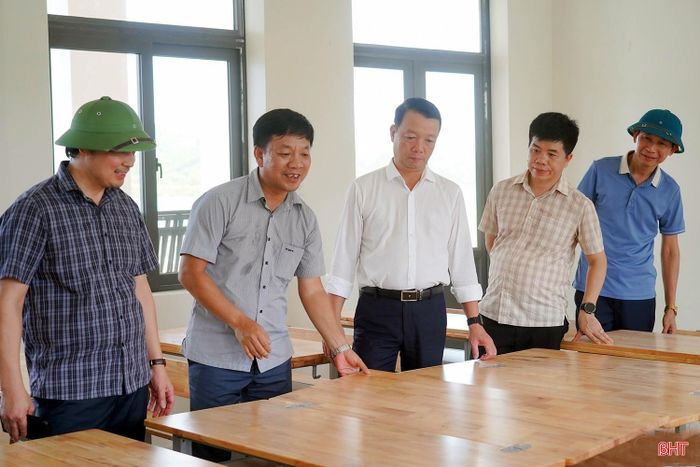 Chủ tịch UBND tỉnh Phan Thiên Định cùng lãnh đạo các sở, ngành và địa phương kiểm tra các hạng mục tại trường.