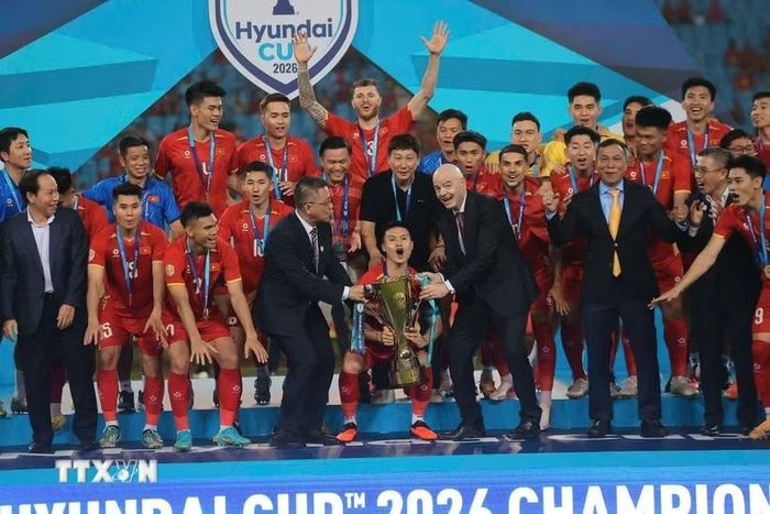Chủ tịch FIFA Gianni Infantino trao cúp vô địch ASEAN Cup 2026 cho đội tuyển Việt Nam. (Ảnh: Minh Quyết/TTXVN)
