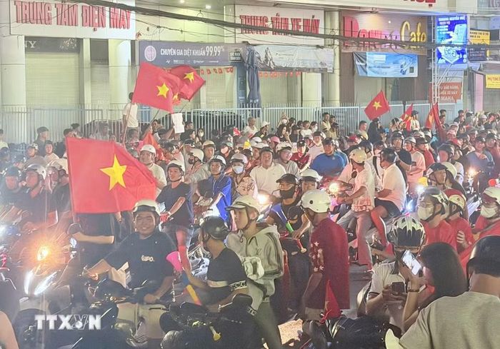 Đông đảo người hâm mộ bóng đá tập trung tại các tuyến đường trung tâm phường Long Xuyên, An Giang ăn mừng cúp vô địch của tuyển Việt Nam. (Ảnh: Thanh Sang/TTXVN)
