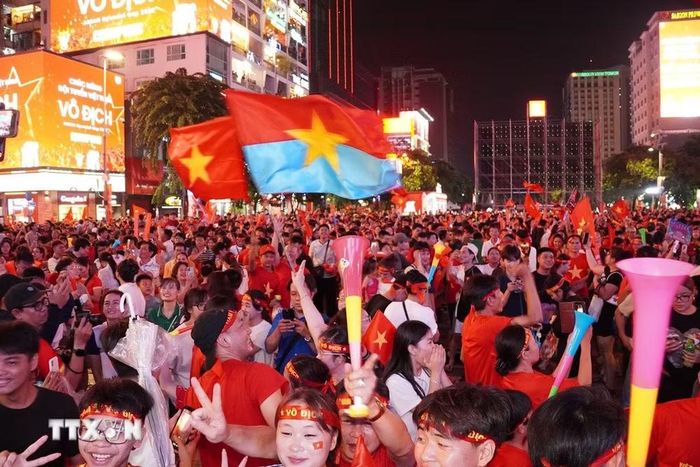 Người hâm mộ Thành phố Hồ Chí Minh ăn mừng chiến thắng Đội tuyển Việt Nam ở Phố đi bộ Nguyễn Huệ. (Ảnh: Trung Tuyến/TTXVN)