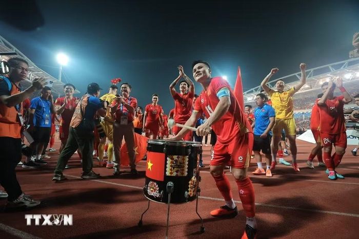 Niềm vui vô bờ bến của đội trưởng Quang Hải và các tuyển thủ Việt Nam. (Ảnh: Minh Quyết/TTXVN)