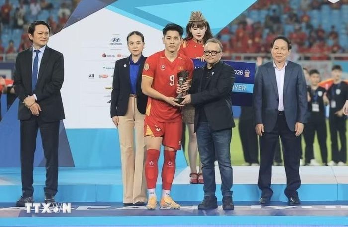 Đình Bắc nhận giải thưởng Cầu thủ xuất sắc nhất ASEAN Cup 2026. (Ảnh: Minh Quyết/TTXVN)