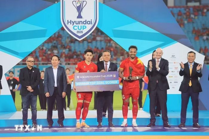 Ban tổ chức trao danh hiệu Vua phá lưới cho Xuân Son và Đình Bắc. Cả 2 đều có 5 bàn thắng tại giải lần này. (Ảnh: Minh Quyết/TTXVN)