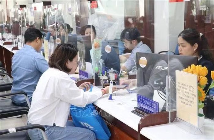 Người dân và doanh nghiệp đến nộp hồ sơ tại Trung tâm Phục vụ hành chính công tỉnh Tây Ninh. (Ảnh minh họa: Bùi Giang/TTXVN)