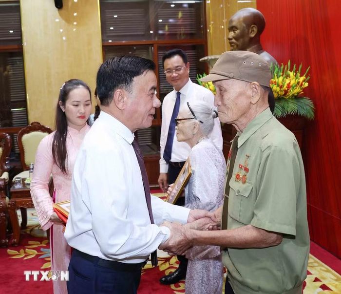 Thường trực Ban Bí thư Trần Cẩm Tú trao Huy hiệu 80 năm tuổi Đảng cho đảng viên lão thành Hồ Văn Lang. (Ảnh: Phương Hoa/TTXVN)