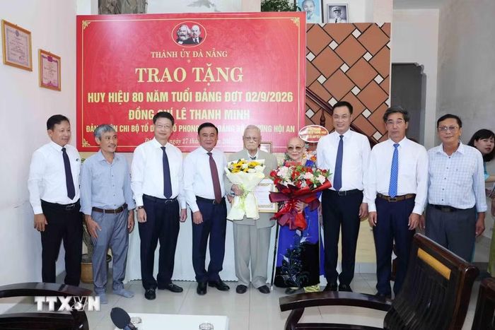 Thường trực Ban Bí thư Trần Cẩm Tú trao Huy hiệu 80 năm tuổi Đảng cho đảng viên lão thành Lê Thanh Minh, phường Hội An, thành phố Đà Nẵng. (Ảnh: Phương Hoa/TTXVN)