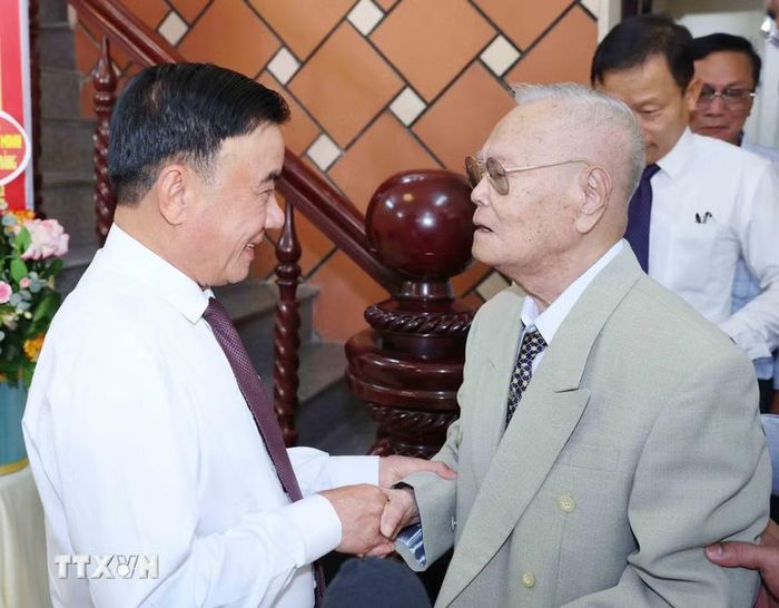 Thường trực Ban Bí thư Trần Cẩm Tú cùng đảng viên lão thành Lê Thanh Minh, phường Hội An, thành phố Đà Nẵng. (Ảnh: Phương Hoa/TTXVN)