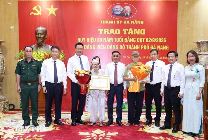 Thường trực Ban Bí thư Trần Cẩm Tú trao Huy hiệu 80 năm tuổi Đảng đợt 2/9/2026 cho đảng viên lão thành Nguyễn Thị Hữu và Hồ Văn Lang, Đảng bộ thành phố Đà Nẵng. (Ảnh: Phương Hoa/TTXVN)
