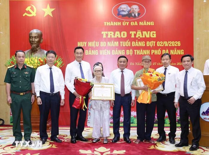 Thường trực Ban Bí thư Trần Cẩm Tú trao Huy hiệu 80 năm tuổi Đảng cho đảng viên lão thành Nguyễn Thị Hữu và Hồ Văn Lang, Đảng bộ thành phố Đà Nẵng. (Ảnh: Phương Hoa/TTXVN)