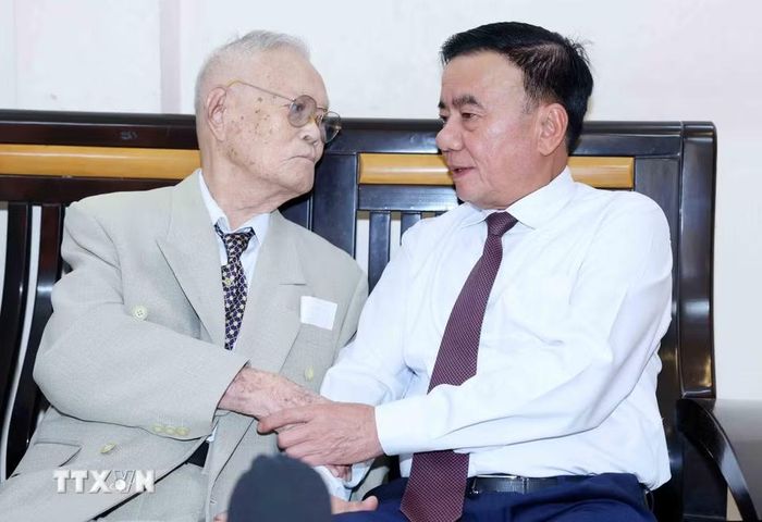 Thường trực Ban Bí thư Trần Cẩm Tú cùng đảng viên lão thành Lê Thanh Minh, phường Hội An, thành phố Đà Nẵng. (Ảnh: Phương Hoa/TTXVN)