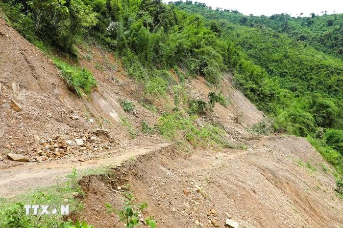 Điểm sạt lở, sụt trượt “kép” tại dốc Co Ngóa trên tuyến đường Xốp Kho-Na Ngân. Tại đây, vách taluy âm, taluy dương đều xảy ra sạt lở, sụt trượt đất đá, cây rừng. Đặc biệt, đoạn đường dài gần 40m đã bị đứt gãy, sụt lún xuống độ sâu gần 2m, chia cắt tuyến đường. (Ảnh: Xuân Tiến/TTXVN)