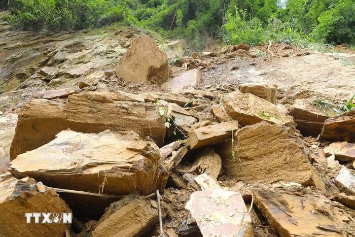 Nguy cơ sạt lở, sụt trượt, đá lăn và cây rừng gãy đổ tại vách núi khu vực dốc Co Pọng trên tuyến đường độc đạo Xốp Kho-Na Ngân (xã Nga My, tỉnh Nghệ An). (Ảnh: Xuân Tiến/TTXVN)
