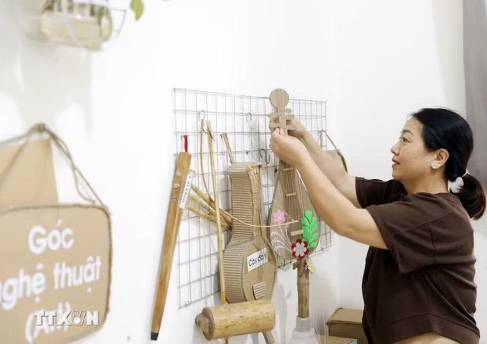 Giáo viên Trường Mầm non Thu Lũm chỉnh trang lại phòng lớp học chuẩn bị cho năm học mới. (Ảnh: Quý Trung/TTXVN)
