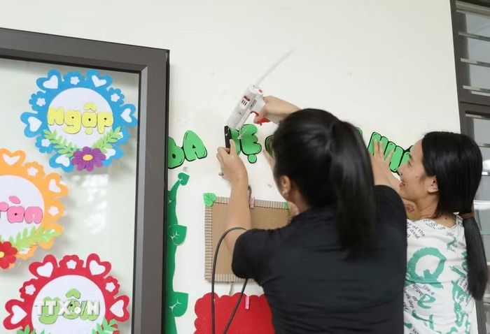 Giáo viên Trường Mầm non Thu Lũm chỉnh trang lại phòng lớp học chuẩn bị cho năm học mới. (Ảnh: Quý Trung/TTXVN)