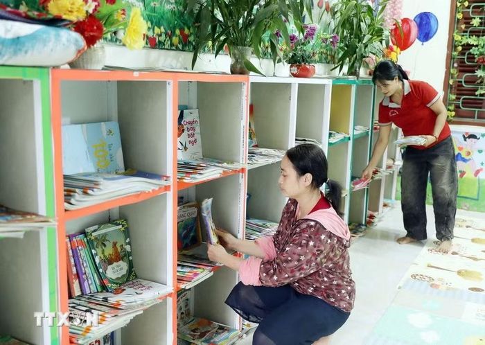 Nhân viên thư viện Trường Phổ thông Dân tộc Bán trú Tiểu học và Trung học cơ sở Thu Lũm chuẩn bị tài liệu phục vụ cho năm học mới. (Ảnh: Quý Trung/TTXVN)