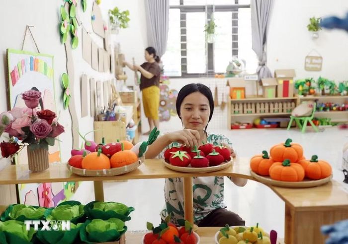 Giáo viên Trường Mầm non Thu Lũm chỉnh trang sắp xếp lại phòng lớp học chuẩn bị cho năm học mới. (Ảnh: Quý Trung/TTXVN)