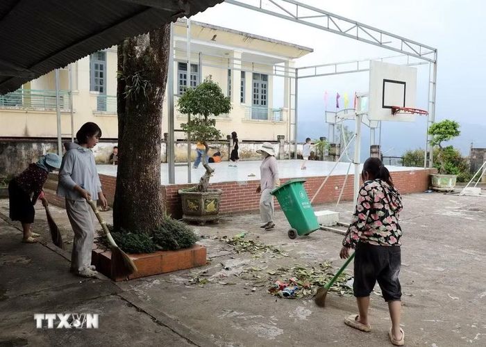 Cán bộ giáo viên Trường Phổ thông Dân tộc Bán trú Tiểu học và Trung học cơ sở Thu Lũm vệ sinh khuôn viên nhà trường chuẩn bị cho năm học mới. (Ảnh: Quý Trung/TTXVN)