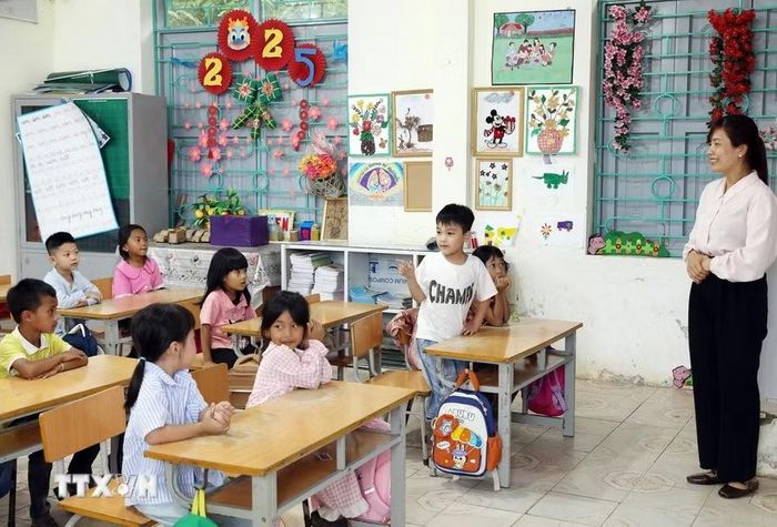 Học sinh lớp 1 của Trường Phổ thông Dân tộc Bán trú Tiểu học và Trung học cơ sở Thu Lũm được tập trung đến trường trước năm học mới để làm quen với môi trường mới. (Ảnh: Quý Trung/TTXVN)