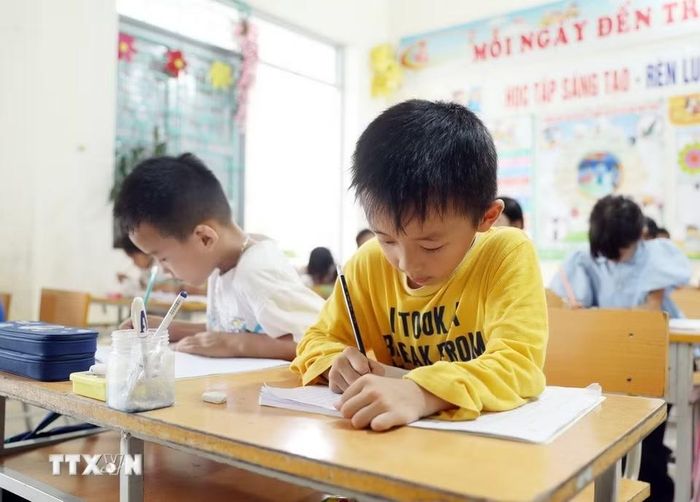 Học sinh lớp 1 Trường Phổ thông Dân tộc Bán trú Tiểu học và Trung học cơ sở Thu Lũm được tập trung đến trường trước năm học để tập viết chữ. (Ảnh: Quý Trung/TTXVN)