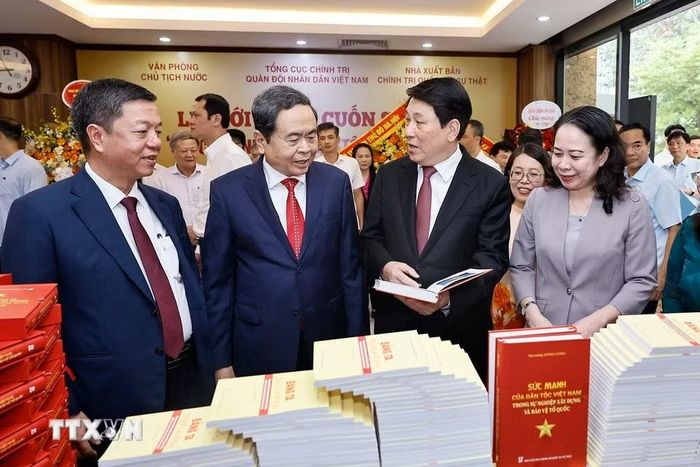 Chủ tịch Quốc hội Trần Thanh Mẫn dự Lễ giới thiệu cuốn sách "Sức mạnh của dân tộc Việt Nam trong sự nghiệp xây dựng và bảo vệ Tổ quốc" của Đại tướng Lương Cường. (Ảnh: Doãn Tấn/TTXVN)
