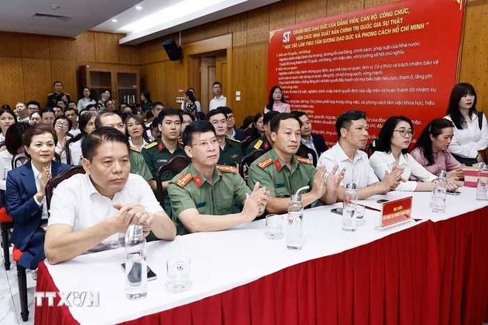 Đại biểu dự Lễ giới thiệu cuốn sách "Sức mạnh của dân tộc Việt Nam trong sự nghiệp xây dựng và bảo vệ Tổ quốc" của Đại tướng Lương Cường. (Ảnh: Doãn Tấn/TTXVN)