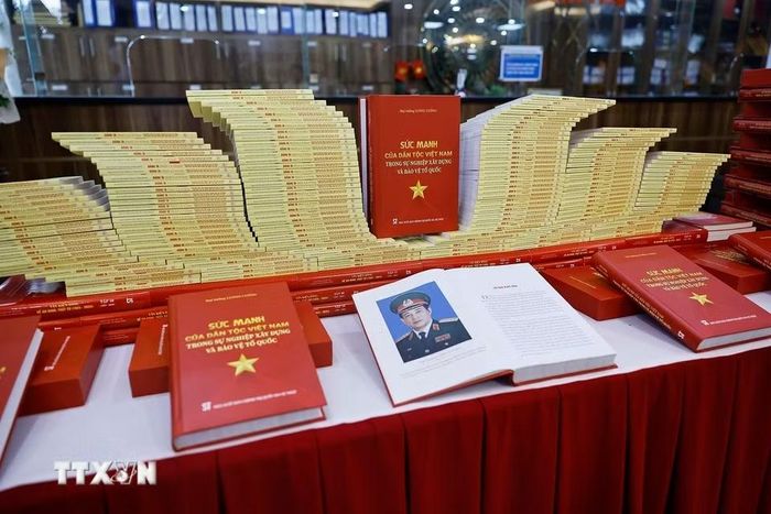 Lễ giới thiệu cuốn sách "Sức mạnh của dân tộc Việt Nam trong sự nghiệp xây dựng và bảo vệ Tổ quốc" của Đại tướng Lương Cường. (Ảnh: Doãn Tấn/TTXVN)