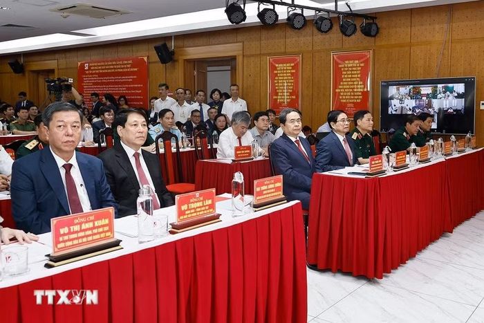 Chủ tịch Quốc hội Trần Thanh Mẫn và các đồng chí lãnh đạo, nguyên lãnh đạo Đảng, Nhà nước dự Lễ giới thiệu cuốn sách "Sức mạnh của dân tộc Việt Nam" trong sự nghiệp xây dựng và bảo vệ Tổ quốc của Đại tướng Lương Cường. (Ảnh: Doãn Tấn/TTXVN)