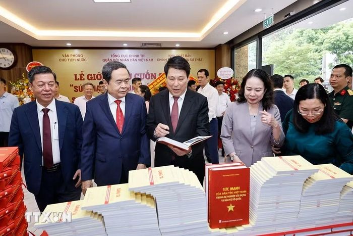 Chủ tịch Quốc hội Trần Thanh Mẫn dự Lễ giới thiệu cuốn sách "Sức mạnh của dân tộc Việt Nam trong sự nghiệp xây dựng và bảo vệ Tổ quốc" của Đại tướng Lương Cường. (Ảnh: Doãn Tấn/TTXVN)