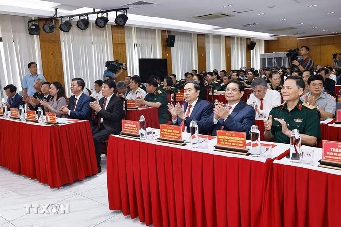 Chủ tịch Quốc hội Trần Thanh Mẫn và các đồng chí lãnh đạo, nguyên lãnh đạo Đảng, Nhà nước dự Lễ giới thiệu cuốn sách "Sức mạnh của dân tộc Việt Nam trong sự nghiệp xây dựng và bảo vệ Tổ quốc" của Đại tướng Lương Cường. (Ảnh: Doãn Tấn/TTXVN)