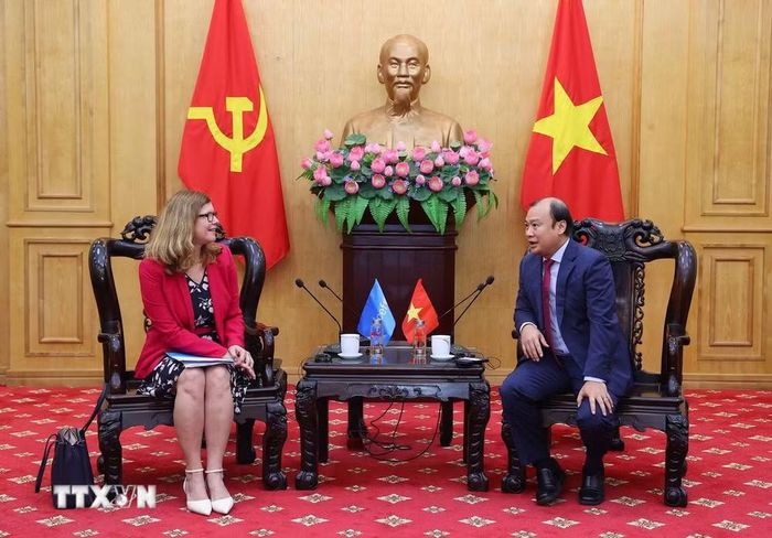 Phó Giám đốc Thường trực Học viện Chính trị quốc gia Hồ Chí Minh Lê Hải Bình tiếp bà Silvia Danailov, Trưởng Đại diện Quỹ Nhi đồng Liên hợp quốc tại Việt Nam. (Ảnh: Văn Điệp/TTXVN)