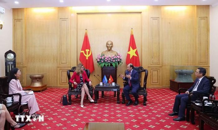 Phó Giám đốc Thường trực Học viện Chính trị quốc gia Hồ Chí Minh Lê Hải Bình tiếp bà Silvia Danailov, Trưởng Đại diện Quỹ Nhi đồng Liên hợp quốc tại Việt Nam. (Ảnh: Văn Điệp/TTXVN)