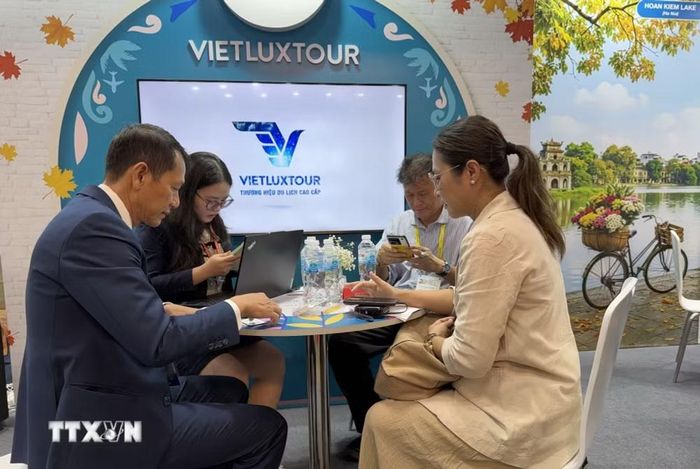 Doanh nghiệp kết nối giao thương trực tiếp tại hội chợ. (Ảnh: Mỹ Phương/TTXVN)