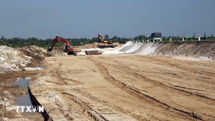 Nhộn nhịp thi công trên công trường dự án hoàn thiện đường ven biển 129-Võ Chí Công ở thành phố Đà Nẵng. (Ảnh: Đỗ Trưởng/TTXVN)