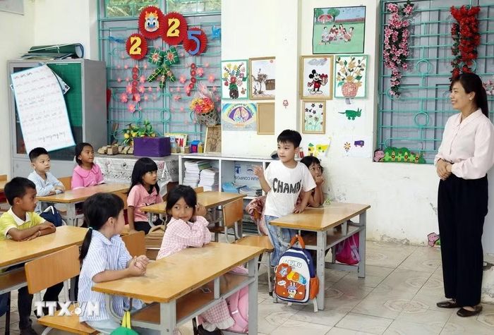 Học sinh lớp 1 của Trường Phổ thông Dân tộc Bán trú Tiểu học và Trung học cơ sở Thu Lũm được tập trung đến trường trước năm học mới để làm quen với môi trường mới. (Ảnh: Quý Trung/TTXVN)