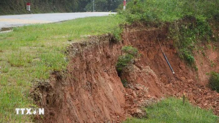 Nhiều vị trí trên Quốc lộ 40B, đoạn qua xã Tu Mơ Rông, Măng Ri (tỉnh Quảng Ngãi) bị sụt lún, gây nguy hiểm cho người đi đường. (Ảnh: Dư Toán/TTXVN)