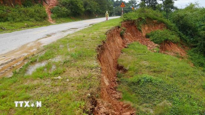 Nhiều vị trí trên Quốc lộ 40B, đoạn qua xã Tu Mơ Rông, Măng Ri (tỉnh Quảng Ngãi) bị sụt lún, gây nguy hiểm cho người đi đường. (Ảnh: Dư Toán/TTXVN)