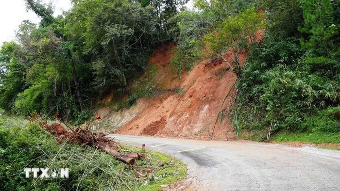 Nhiều vị trí trên Quốc lộ 40B, đoạn qua xã Tu Mơ Rông, Măng Ri (tỉnh Quảng Ngãi) bị sụt lún, gây nguy hiểm cho người đi đường. (Ảnh: Dư Toán/TTXVN)