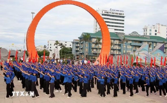 Màn đồng diễn Flashmode với chủ đề “Tôi yêu Tổ quốc tôi” và màn đồng diễn xếp chữ với chủ đề “70 năm - Thanh niên Việt Nam.” (Ảnh: Văn Tý/TTXVN)