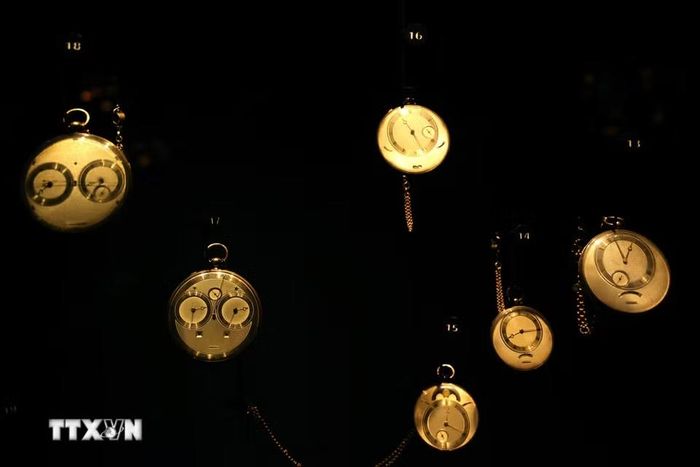 Đồng hồ được trưng bày tại Bảo tàng Nghệ thuật Jerusalem ngày 26/8/2026. (Ảnh: THX/TTXVN phát)
