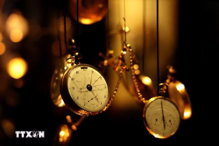 Đồng hồ được trưng bày tại Bảo tàng Nghệ thuật Jerusalem ngày 26/8/2026. (Ảnh: THX/TTXVN phát)